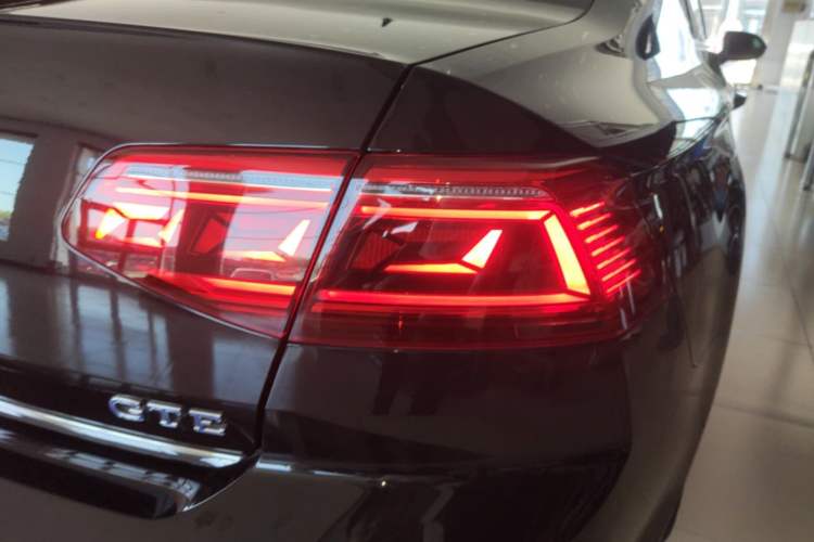 Used Volkswagen Magotan GTE Plug-in Hybrid 2022 GTE Luxury Model Right Rear Taillight