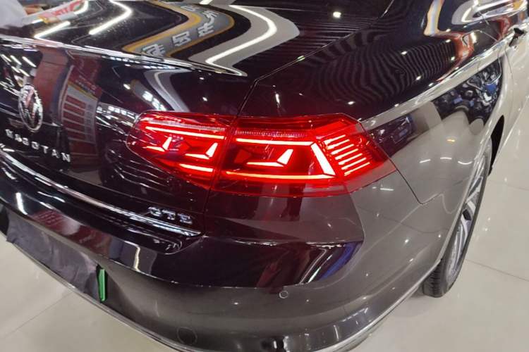 Used Volkswagen Magotan GTE Plug-in Hybrid 2022 GTE Luxury Model Right Rear Taillight