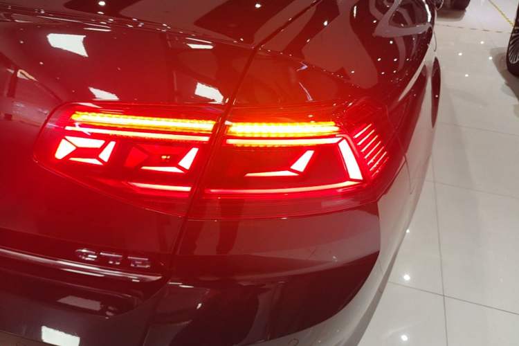 Used Volkswagen Magotan GTE Plug-in Hybrid 2022 GTE Luxury Model Right Rear Taillight