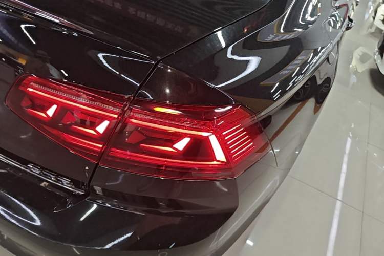 Used Volkswagen Magotan GTE Plug-in Hybrid 2022 GTE Luxury Model Right Rear Taillight