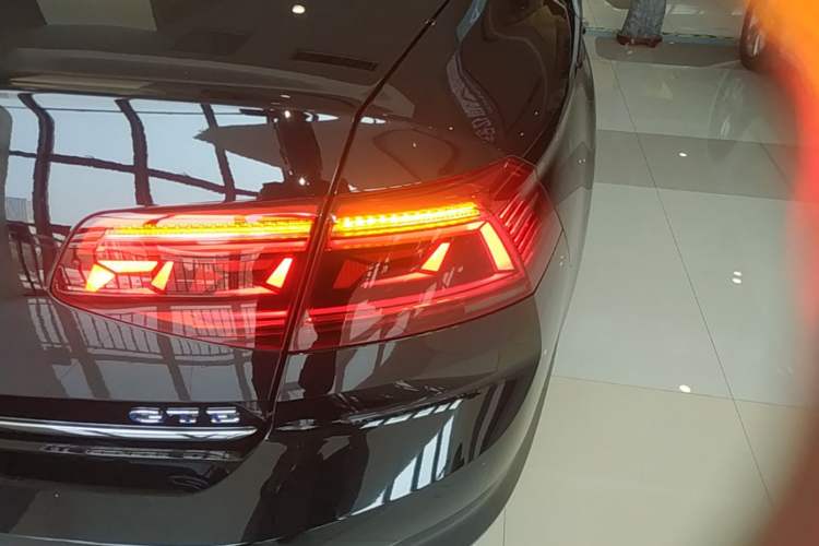 Used Volkswagen Magotan GTE Plug-in Hybrid 2022 GTE Luxury Model Right Rear Taillight