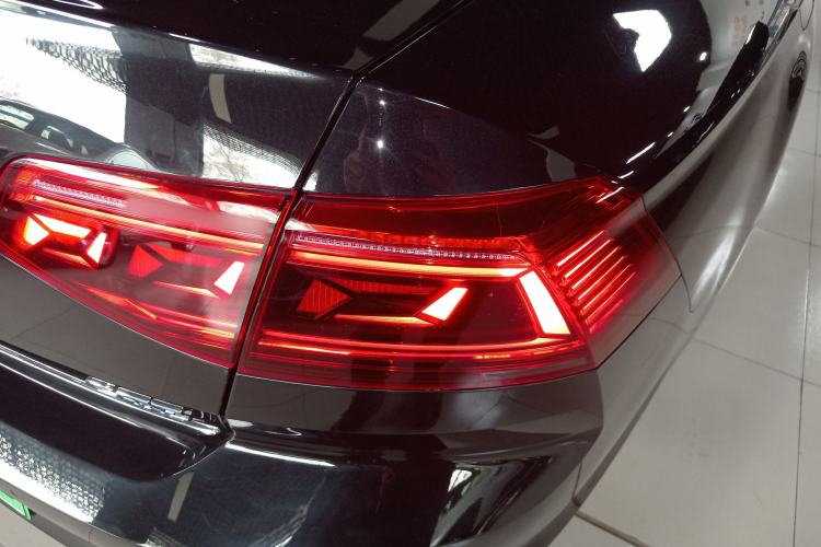 Used Volkswagen Magotan GTE Plug-in Hybrid 2022 GTE Luxury Model Right Rear Taillight