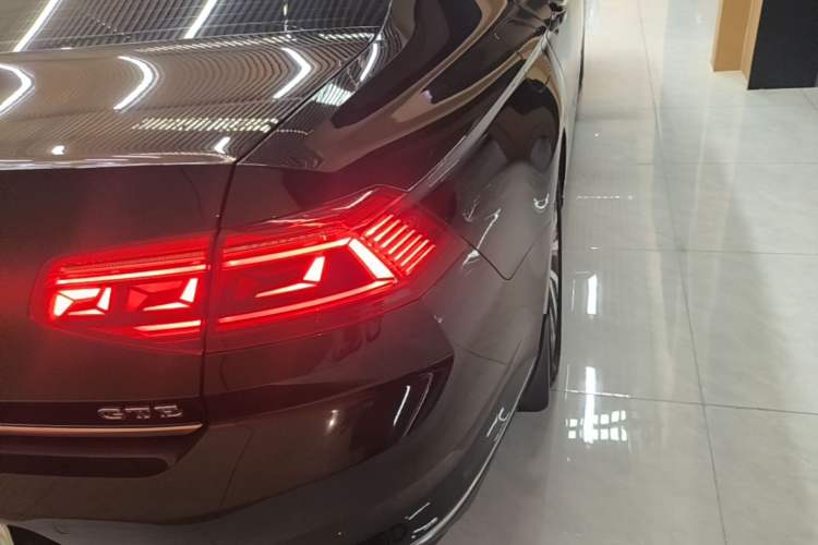 Used Volkswagen Magotan GTE Plug-in Hybrid 2022 GTE Luxury Model Right Rear Taillight