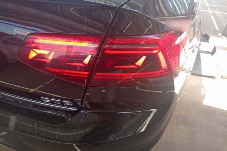 Used Volkswagen Magotan GTE Plug-in Hybrid 2022 GTE Luxury Model Right Rear Taillight