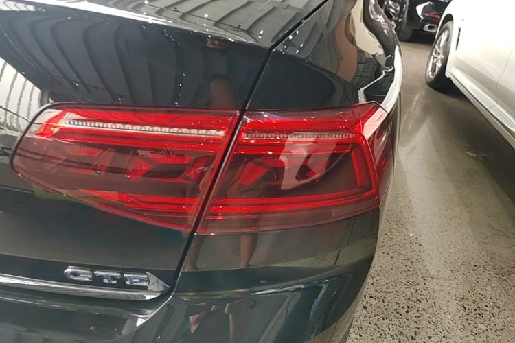 Used Volkswagen Magotan GTE Plug-in Hybrid 2022 GTE Luxury Model Right Rear Taillight