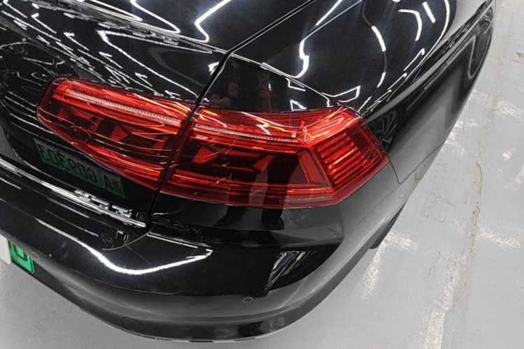 Used Volkswagen Magotan GTE Plug-in Hybrid 2022 GTE Luxury Model Right Rear Taillight