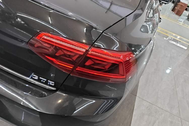 Used Volkswagen Magotan GTE Plug-in Hybrid 2022 GTE Luxury Model Right Rear Taillight