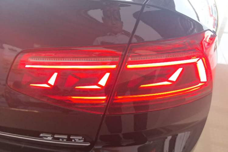 Used Volkswagen Magotan GTE Plug-in Hybrid 2022 GTE Luxury Model Right Rear Taillight
