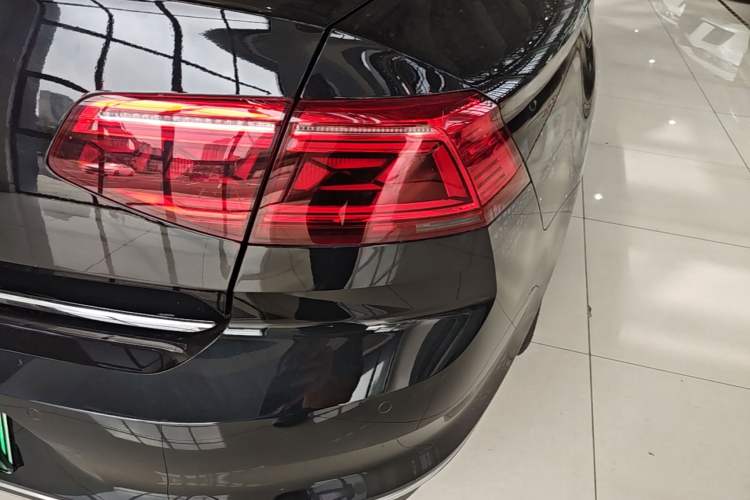 Used Volkswagen Magotan GTE Plug-in Hybrid 2022 GTE Luxury Model Right Rear Taillight