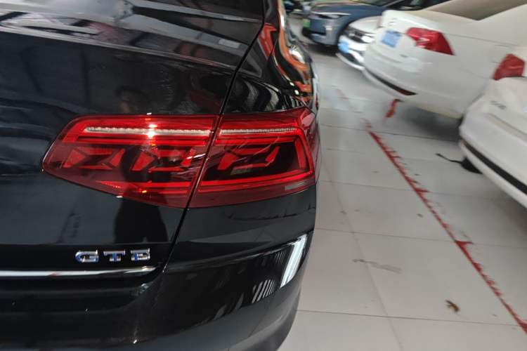Used Volkswagen Magotan GTE Plug-in Hybrid 2022 GTE Luxury Model Right Rear Taillight