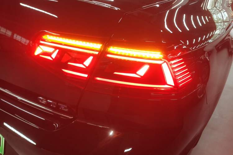 Used Volkswagen Magotan GTE Plug-in Hybrid 2022 GTE Luxury Model Right Rear Taillight