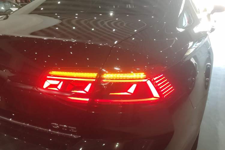 Used Volkswagen Magotan GTE Plug-in Hybrid 2022 GTE Luxury Model Right Rear Taillight