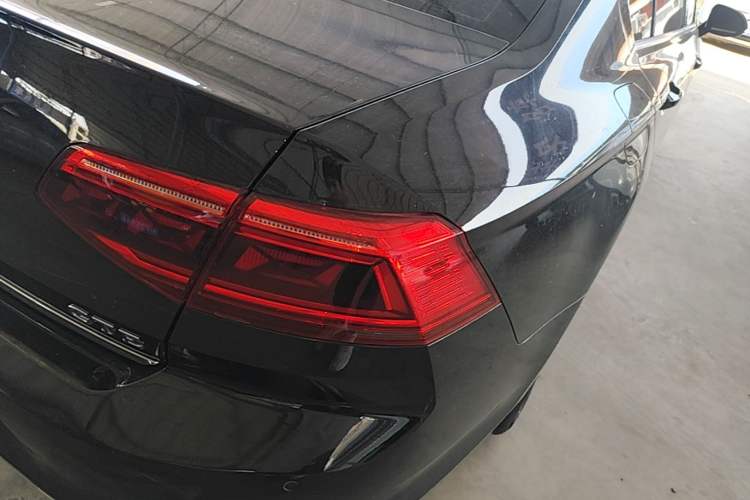 Used Volkswagen Magotan GTE Plug-in Hybrid 2022 GTE Luxury Model Right Rear Taillight