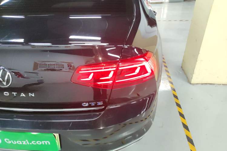 Used Volkswagen Magotan GTE Plug-in Hybrid 2022 GTE Luxury Model Right Rear Taillight