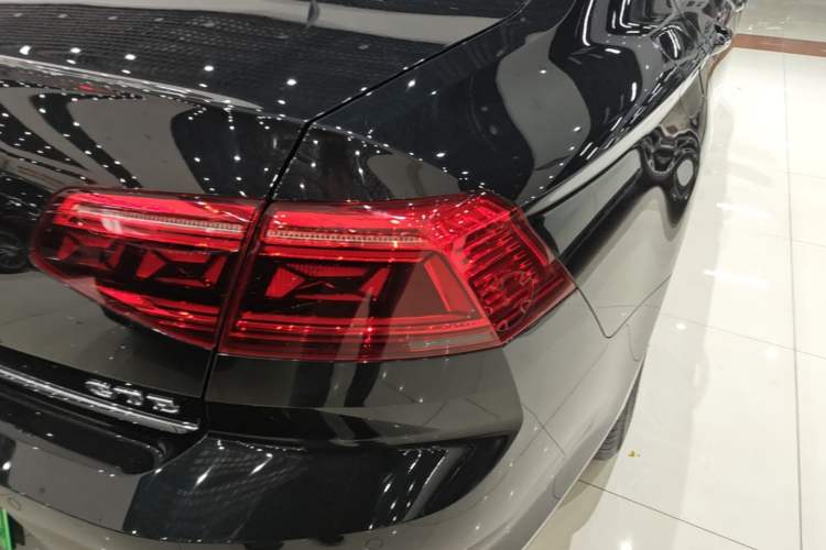 Used Volkswagen Magotan GTE Plug-in Hybrid 2022 GTE Luxury Model Right Rear Taillight
