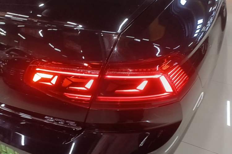 Used Volkswagen Magotan GTE Plug-in Hybrid 2022 GTE Luxury Model Right Rear Taillight