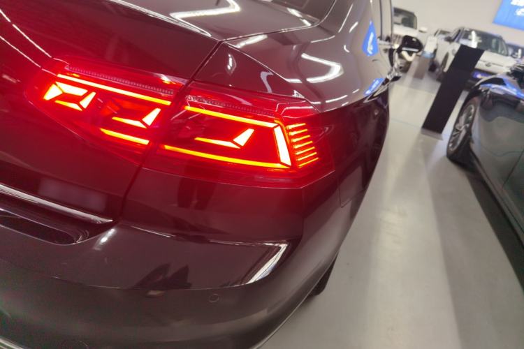 Used Volkswagen Magotan GTE Plug-in Hybrid 2022 GTE Luxury Model Right Rear Taillight