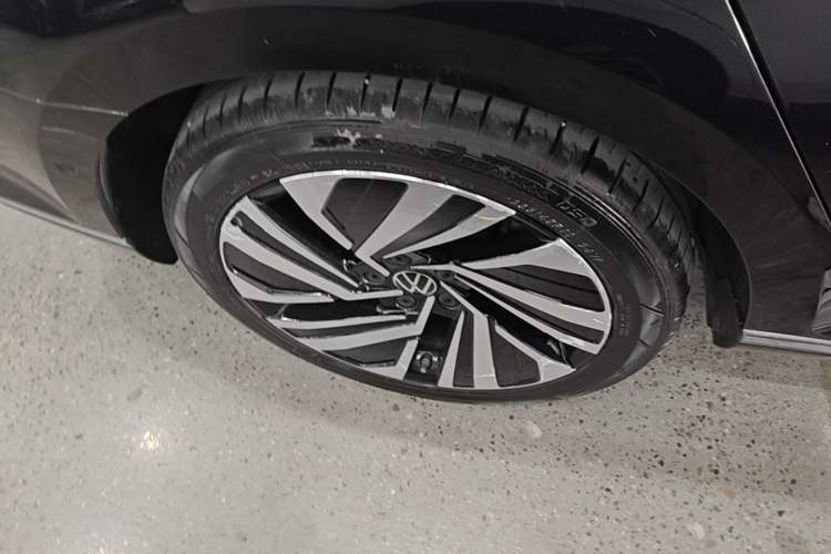 Used Volkswagen Magotan GTE Plug-in Hybrid 2022 GTE Prestige Model Right Rear Wheel Hub