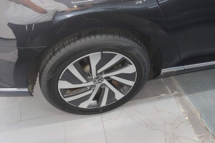 Used Volkswagen Magotan GTE Plug-in Hybrid 2022 GTE Luxury Model Right Rear Wheel Hub