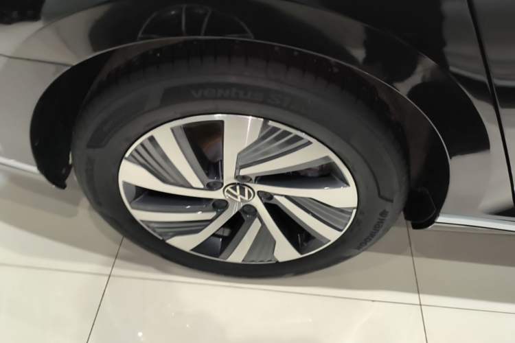 Used Volkswagen Magotan GTE Plug-in Hybrid 2022 GTE Luxury Model Right Rear Wheel Hub