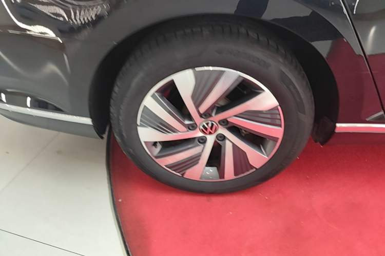 Used Volkswagen Magotan GTE Plug-in Hybrid 2022 GTE Luxury Model Right Rear Wheel Hub