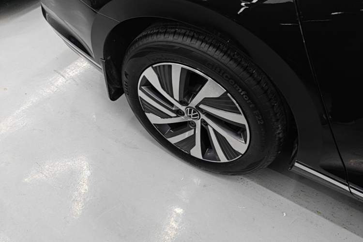 Used Volkswagen Magotan GTE Plug-in Hybrid 2022 GTE Luxury Model Right Rear Wheel Hub