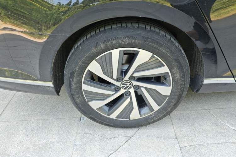 Used Volkswagen Magotan GTE Plug-in Hybrid 2022 GTE Luxury Model Right Rear Wheel Hub