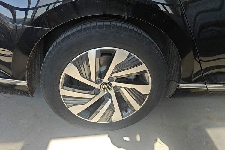 Used Volkswagen Magotan GTE Plug-in Hybrid 2022 GTE Luxury Model Right Rear Wheel Hub