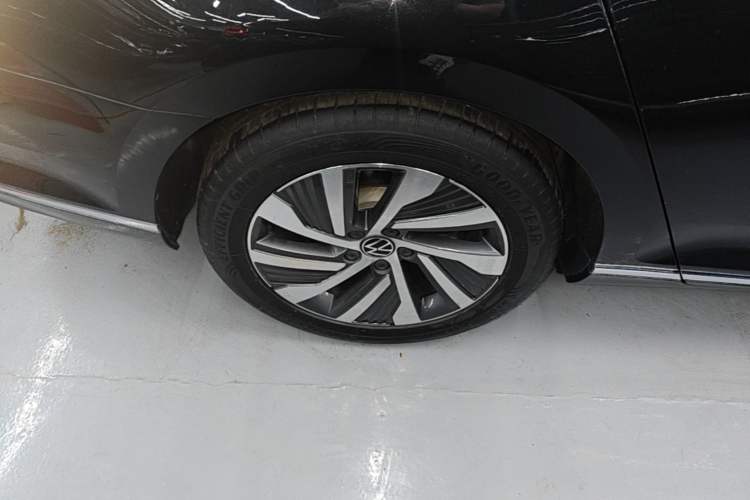 Used Volkswagen Magotan GTE Plug-in Hybrid 2022 GTE Luxury Model Right Rear Wheel Hub