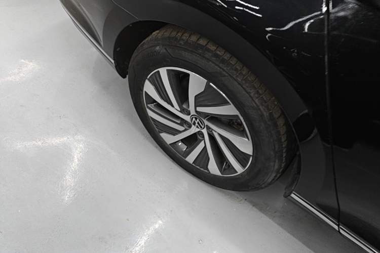 Used Volkswagen Magotan GTE Plug-in Hybrid 2022 GTE Luxury Model Right Rear Wheel Hub