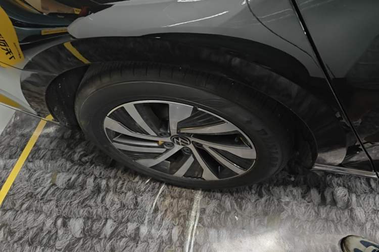 Used Volkswagen Magotan GTE Plug-in Hybrid 2022 GTE Luxury Model Right Rear Wheel Hub