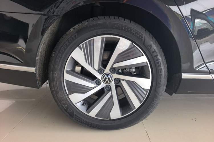 Used Volkswagen Magotan GTE Plug-in Hybrid 2022 GTE Luxury Model Right Rear Wheel Hub