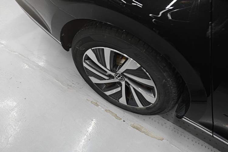 Used Volkswagen Magotan GTE Plug-in Hybrid 2022 GTE Luxury Model Right Rear Wheel Hub