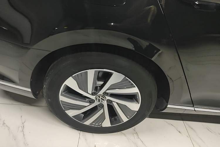 Used Volkswagen Magotan GTE Plug-in Hybrid 2022 GTE Luxury Model Right Rear Wheel Hub