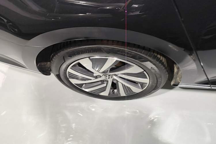 Used Volkswagen Magotan GTE Plug-in Hybrid 2022 GTE Luxury Model Right Rear Wheel Hub