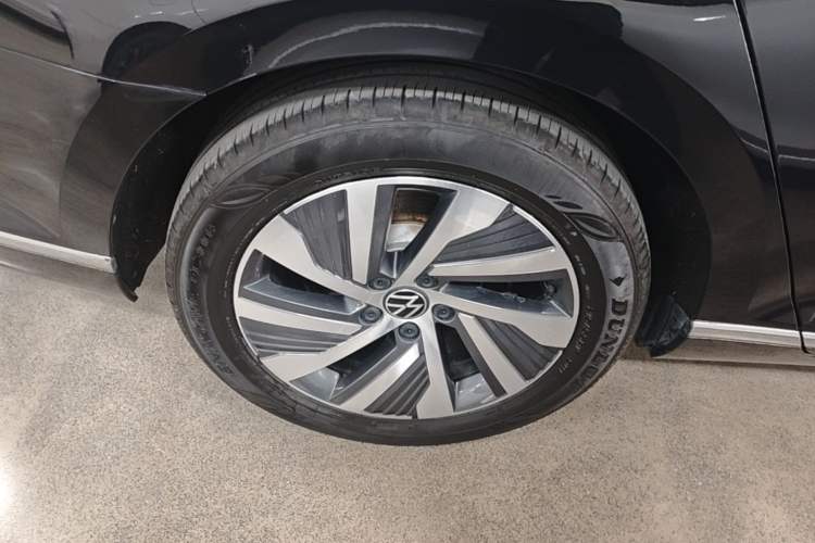 Used Volkswagen Magotan GTE Plug-in Hybrid 2022 GTE Luxury Model Right Rear Wheel Hub