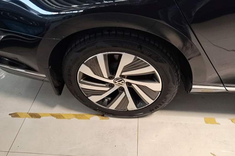 Used Volkswagen Magotan GTE Plug-in Hybrid 2022 GTE Luxury Model Right Rear Wheel Hub