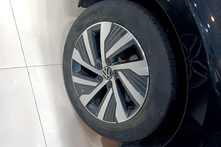 Used Volkswagen Magotan GTE Plug-in Hybrid 2022 GTE Luxury Model Right Rear Wheel Hub