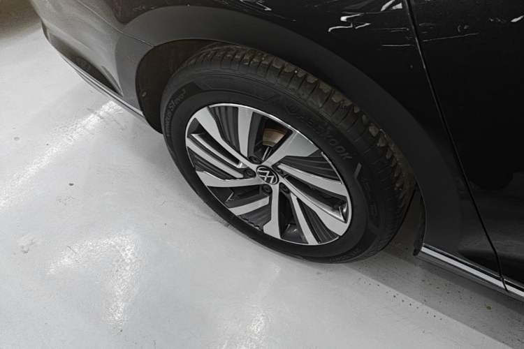 Used Volkswagen Magotan GTE Plug-in Hybrid 2022 GTE Luxury Model Right Rear Wheel Hub
