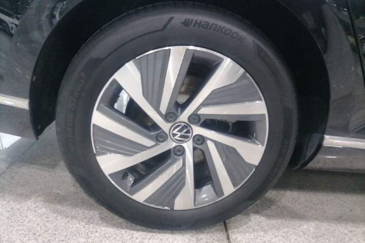 Used Volkswagen Magotan GTE Plug-in Hybrid 2022 GTE Luxury Model Right Rear Wheel Hub