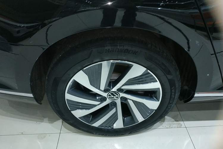 Used Volkswagen Magotan GTE Plug-in Hybrid 2022 GTE Luxury Model Right Rear Wheel Hub