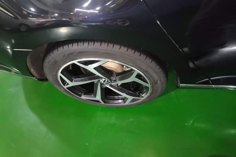 Used Volkswagen Magotan GTE Plug-in Hybrid 2022 GTE Luxury Model Right Rear Wheel Hub