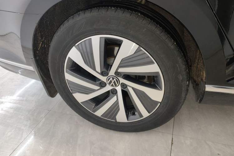 Used Volkswagen Magotan GTE Plug-in Hybrid 2022 GTE Luxury Model Right Rear Wheel Hub