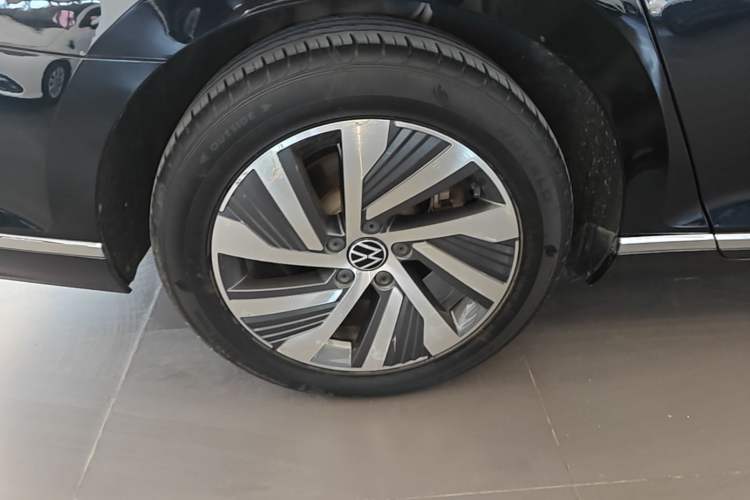 Used Volkswagen Magotan GTE Plug-in Hybrid 2022 GTE Luxury Model Right Rear Wheel Hub