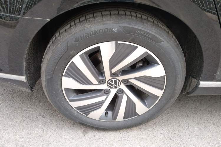 Used Volkswagen Magotan GTE Plug-in Hybrid 2022 GTE Luxury Model Right Rear Wheel Hub