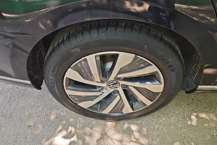 Used Volkswagen Magotan GTE Plug-in Hybrid 2022 GTE Luxury Model Right Rear Wheel Hub