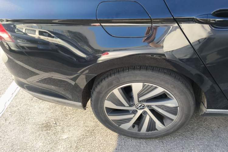 Used Volkswagen Magotan GTE Plug-in Hybrid 2022 GTE Luxury Model Right Rear Wheel Hub