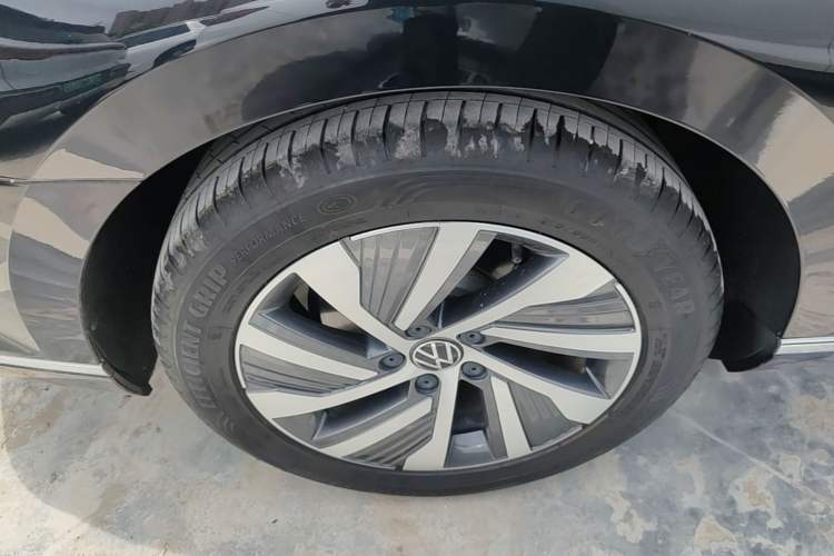 Used Volkswagen Magotan GTE Plug-in Hybrid 2022 GTE Luxury Model Right Rear Wheel Hub