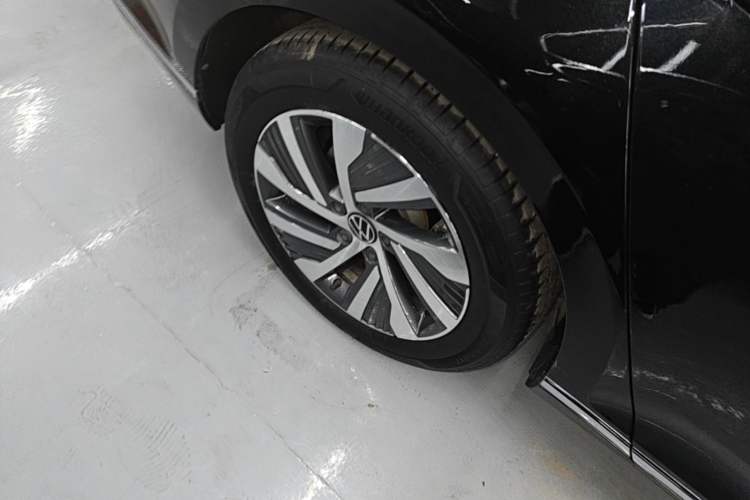 Used Volkswagen Magotan GTE Plug-in Hybrid 2022 GTE Luxury Model Right Rear Wheel Hub
