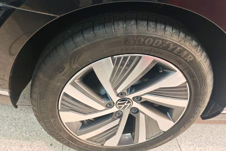 Used Volkswagen Magotan GTE Plug-in Hybrid 2022 GTE Luxury Model Right Rear Wheel Hub